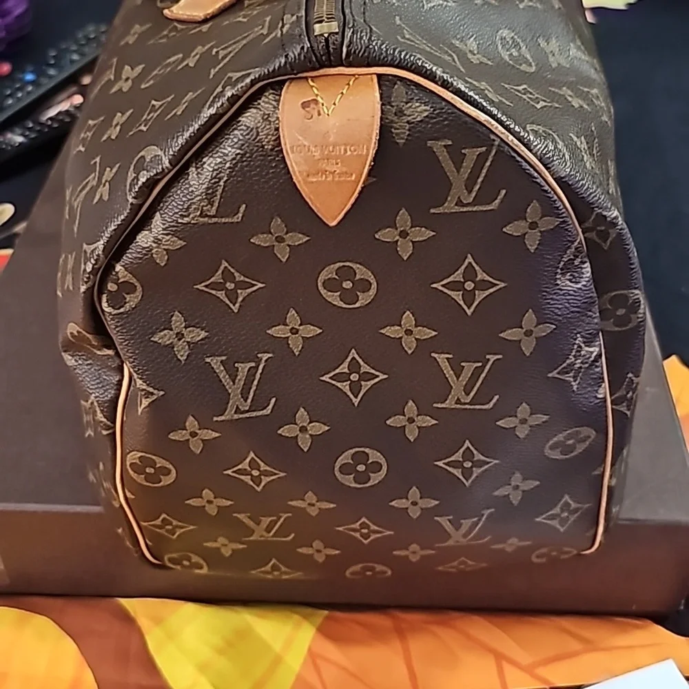 Louis Vuitton Speedy 45 Handbag - Picture 13 of 16